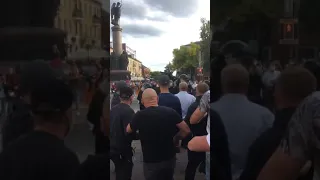 Нападение на ОМОН после выстрелов. Протесты людей в Бресте Беларусь.