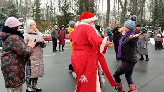 ПОД ЭТОТ ХИТ ТАНЦУЮТ ВСЕ!🕺💃🙂/ТАНЦЫ В ПАРКЕ ГОРЬКОГО ХАРЬКОВ ЯНВАРЬ 2022