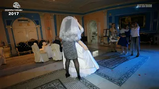#202 | Мама невесты снимает фату у нее. __ The bride's mom removes her veil.
