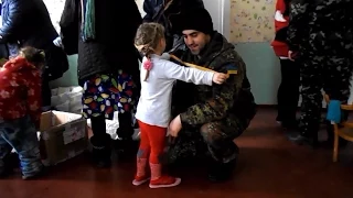 Як «правосєки» й українські воїни немічним допомагають?
