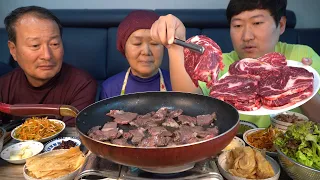 오늘 잡은 신선한 한우 등심 구이와 잘 익은 김치 한 쌈! (Grilled Korean beef sirloin) 요리&먹방!! - Mukbang eating show