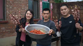【食味阿远】阿远家来新朋友了，说爱吃远哥的麻辣小龙虾，先整10斤解解馋 | Shi Wei A Yuan