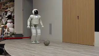 Honda Asimo kicks a football [4K]