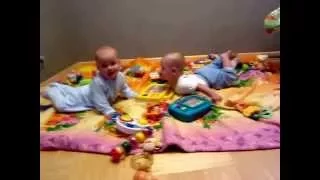 Babies funny videos Babies Twins talking to each other. Малыши близнецы разговаривают друг с другом.