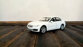Review Diecast BMW 335i F30 Pearl White 1:36