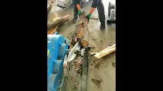 Wood splitting tool