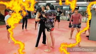 Muay Thai: clinching with gloves