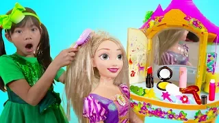 Emma  Peluquera Arregla el Pelo de Rapunzel en su Peluquería de Juguete