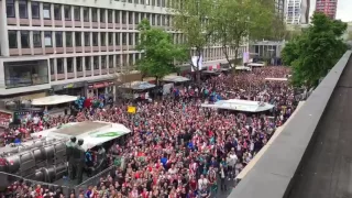 HET IS 1-0! Stadhuisplein gaat los