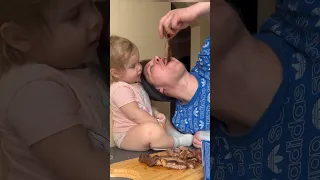 ЖЕСТКИЙ ЭКСПЕРИМЕНТ с МЯСОМ / LOVELY BABY EAT MEAT