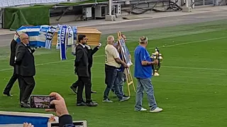 Entrée du cercueil de Bernard Tapie au stade vélodrome . hommage