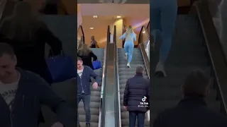 Девушка трогает мужчин на эскалаторе/Реакция/Пранк