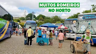 Ônibus de Romeiros chegando no Horto do Padre Cícero na Romaria das Candeias