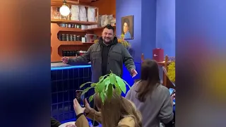 Сергей Жуков спел для девушек в кафе