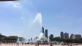 Buckingham Fountain in Chicago Erupts!