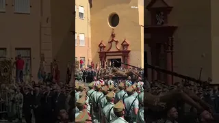 Los legionarios cantan el 'Novio de la Muerte' en el traslado del Cristo en Málaga