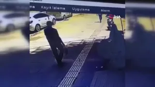 Kadının düşürdüğü cüzdanı başka biri aldı, o anlar kameraya yansıdı