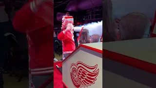 Darren McCarty pulling the goal horn at Detroit Red Wings game! 🚨 #goalhorn #redwings