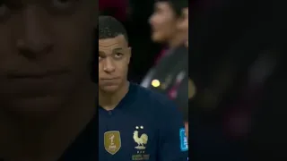 Mbappe recebe o prêmio de artilheiro da copa,mas não consegue esconder a frustração..