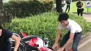 Viral kena tilang ngamuk (ngancurin motor)