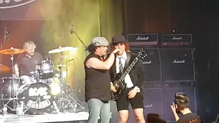 ACDC Show Canada Performing "Dirty Deeds" Live!