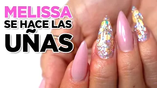 Mira a Melissa DeLaCruz Hacerse las Uñas Ella Misma!