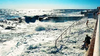 СИЛЬНЕЙШИЙ ШТОРМ. Людей Сносит в Море. Конец Сезона в Крыму. Ялта сегодня 2023.