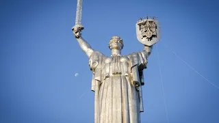 Трезубец вместо серпа и молота: декоммунизация монумента "Родина-мать" в Киеве