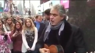 ANDREA BOCELLI CANTA IN AMERICA FACENDO L'ARTISTA DI STRADA video by MaxPonzo