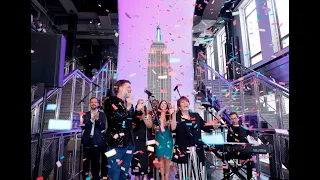 Lorna Luft and Rufus Wainwright Perform "Over the Rainbow" at the Empire State Building