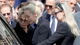 Il pianto a dirotto di Marta Fascina durante il funerale di Berlusconi