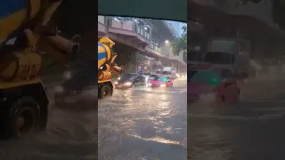 BANGKOK Heavy Rain and Flooding Sukhumvit Road #thailand #bangkok #flood