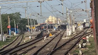 12419 LUCKNOW~NEW DELHI GOMTI EXPRESS ENTERING AT KANPUR CENTRAL RAILWAY STATION #kanpurcentral #cnb