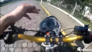 Motociclista Parte Um Dedo Enquanto Anda De Moto Sem Sequer Se Despistar