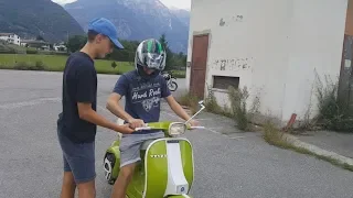 UN MOTARDISTA PROVA LA MIA VESPA PER LA PRIMA VOLTA!