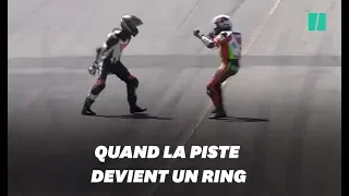 Ces deux pilotes se bagarrent en pleine course de moto