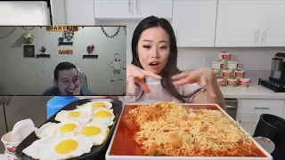 Манурин смотрит: SPICY KIMCHI RAMEN NOODLES + FRIED EGGS MUKBANG | Eating Show