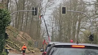 посевы продолжаются/перекрыли дорогу