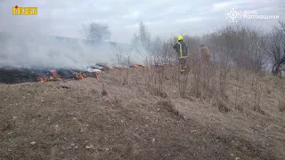 Палили суху траву на Полтавщині: одна жінка постраждала, друга — загинула