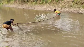 Beautiful Net Fishing Video ll Smart Boys Fish Catching Using by Cast Net in The Village Pond