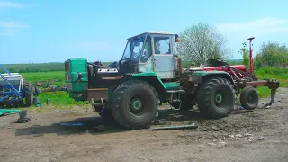 Сборка двух Т-150К после ремонта. Местный "бар" "Палессе". Перелив масла из бочек.