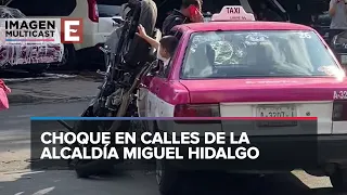 CDMX: Aparatoso accidente vial por imprudencias de taxista y motociclista