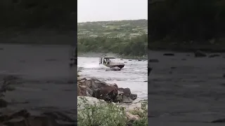 Неожиданная концовка надувной лодки на горной реке ...