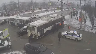 Троллейбусы перекрыли два проспекта в Волгограде из-за ДТП