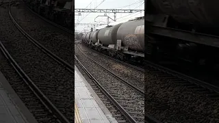 Locomotora diesel 333.343 Renfe Mercancías con vagones cisternas por San Cristóbal