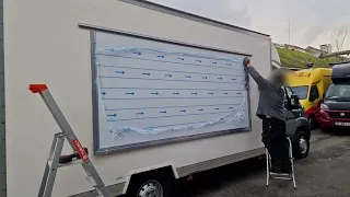 Présentation d'une ouverture latérale sur un camion Food truck