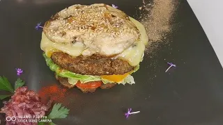 Wie man einen vegetarischen Pilz Hamburger von wild gepflückten frischen Steinpilzen zubereitet kann
