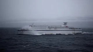 台風14号接近に伴う荒天下で太平洋フェリー「きそ」と反航