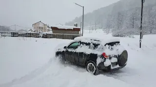 Toyota rav 4 in deep snow