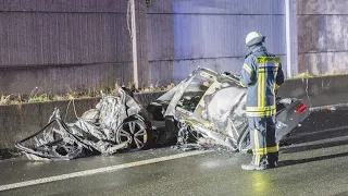 01.12.2021 - BMW M140i kollidiert auf der A59 mit Schilderbrücke - Fahrer tödlich verletzt